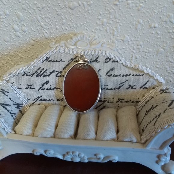 Cameo Pendant: Girl with 2 birds - Picture 3 of 3